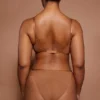Bikini de tanga de malla suave Intimates en color almendra