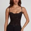 Top Armelia con cuello vuelto y adornos Peekaboo en negro
