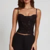 Top Armelia con cuello vuelto y adornos Peekaboo en negro
