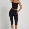 Top Armelia con cuello vuelto y adornos Peekaboo en negro