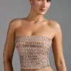 Top bandeau con adornos Charnelle en color almendra