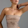 Top bandeau con adornos Charnelle en color almendra
