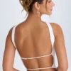 Top bandeau con detalle de gargantilla Khai en blanco