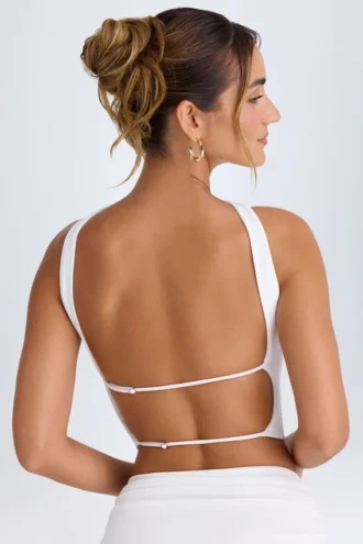 Top bandeau con detalle de gargantilla Khai en blanco