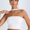 Top bandeau con detalle de gargantilla Khai en blanco
