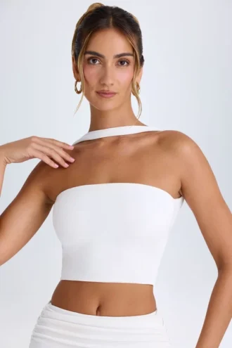 Top bandeau con detalle de gargantilla Khai en blanco