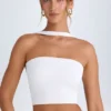 Top bandeau con detalle de gargantilla Khai en blanco