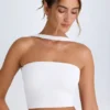 Top bandeau con detalle de gargantilla Khai en blanco
