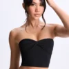 Top bandeau Edie con detalle retorcido en la parte delantera en negro