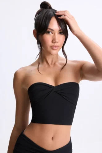 Top bandeau Edie con detalle retorcido en la parte delantera en negro