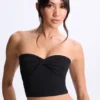 Top bandeau Edie con detalle retorcido en la parte delantera en negro