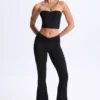 Top bandeau Edie con detalle retorcido en la parte delantera en negro