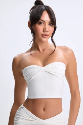 Top bandeau Edie Modal con detalle retorcido en la parte delantera, en blanco