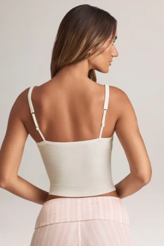 Top camisola de modal con cuello cuadrado de Lai en blanco