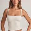 Top camisola de modal con cuello cuadrado de Lai en blanco