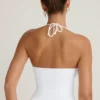 Top con cuello halter y abertura frontal de Covia en blanco