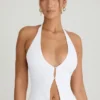 Top con cuello halter y abertura frontal de Covia en blanco