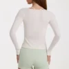 Top con lazo delantero de modal en color marfil