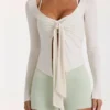 Top con lazo delantero de modal en color marfil