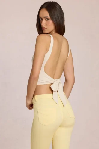 Top con lazo trasero de modal Norelle en color marfil