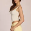Top con lazo trasero de modal Norelle en color marfil