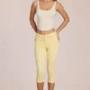 Top con lazo trasero de modal Norelle en color marfil