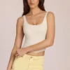 Top con lazo trasero de modal Norelle en color marfil