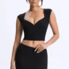 Top Cora de modal con fruncidos y mangas casquillo en negro