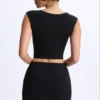 Top Cora de modal con fruncidos y mangas casquillo en negro