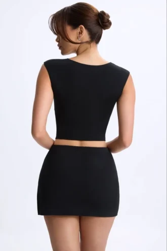 Top Cora de modal con fruncidos y mangas casquillo en negro