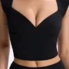 Top Cora de modal con fruncidos y mangas casquillo en negro