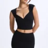 Top Cora de modal con fruncidos y mangas casquillo en negro
