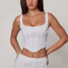 Top corsé con cordones y adornos Letitia en blanco