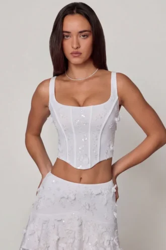 Top corsé con cordones y adornos Letitia en blanco
