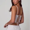 Top corsé con cordones y adornos Letitia en blanco