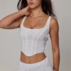 Top corsé con cordones y adornos Letitia en blanco
