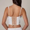 Top corsé con cordones y adornos Letitia en blanco