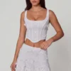 Top corsé con cordones y adornos Letitia en blanco