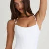Top corsé con tirantes y cuello halter Elba en blanco