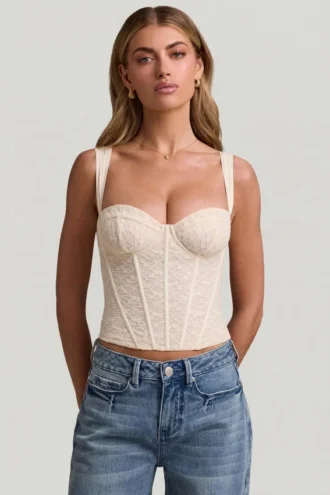 Top corsé de encaje con aros Junia en color marfil