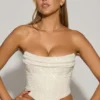 Top corsé drapeado con adornos Sterling en blanco
