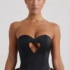 Top corsé sin tirantes con aberturas y corazones decorativos Amora en negro