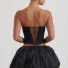 Top corsé sin tirantes con aberturas y corazones decorativos Amora en negro
