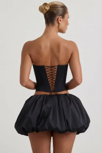 Top corsé sin tirantes con aberturas y corazones decorativos Amora en negro