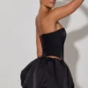 Top corsé sin tirantes con aberturas y corazones decorativos Amora en negro