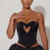 Top corsé sin tirantes con aberturas y corazones decorativos Amora en negro