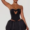 Top corsé sin tirantes con aberturas y corazones decorativos Amora en negro