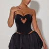 Top corsé sin tirantes con aberturas y corazones decorativos Amora en negro