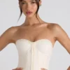 Top corsé sin tirantes con fruncidos y cordones Melvina en color marfil