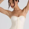 Top corsé sin tirantes con fruncidos y cordones Melvina en color marfil